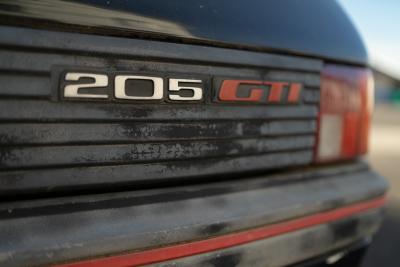 Mit dem PEUGEOT 205 GTi beginnt L’Aventure PEUGEOT seine Restaurierungsarbeiten.