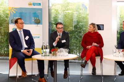 Podiumdiskussion mit Michael Rißmann, Bayerisches Staatsministerium für Bildung und Kultus, Wissenschaft und Kunst, Klaus Heiermann, ARAG SE und Dr. Heike Kahl, Deutsche Kinder- und Jugendstiftung (v. l. n. r.) Grasser