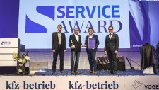 Foto: Beresa trägt erneut die Service-Krone: (v.li.) Jan Rosenow (»kfz-betrieb«), Ingo Mörking und Andreas Bögel (Beresa), Ralf Koke (Loco-Soft)
Fotohinweis: Stefan Bausewein