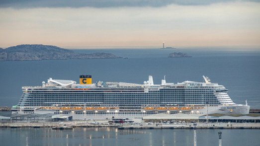 Novum auf hoher See! In den kommenden Herbstferien legt Costa Kreuzfahrten zum ersten Mal mit dem „schwimmenden Klassenzimmer“ ab und bietet jungen, schulpflichtigen Gästen an allen See- und Hafentagen kostenfreien Unterricht an. Der Neubau Costa Smeralda wird mit umweltfreundlichem Flüssiggas angetrieben.