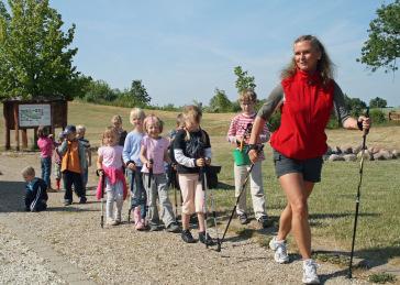 Mit zwei Stöcken die Natur entdecken ? Kostenloses Nordic Walking für Kinder an der ostsee*laufküste / Foto: Irene Thies