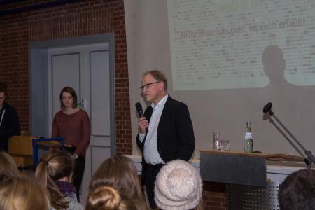 Prof. Dr. Volker Lüdemann der Hochschule Osnabrück zeigt den Elftklässler‘n der Ursulaschule die rechtlichen Grenzen im Netz auf