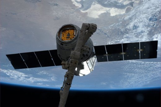 Einfangen des Dragon durch den robotischen Arm der ISS am 20. April 2014 (c) NASA.jpg