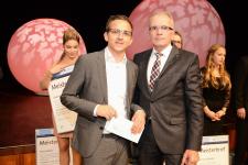 Im Rahmen der Meisterfeier 2016 wurde Orthopädietechnikermeister Felix Radina (links) von Roland Schmitt (rechts), Geschäftsführer der IKK classic Regionaldirektion Rhein-Neckar, mit dem Preis für die beste Meister im Gesundheitshandwerk in Höhe von 1.500 € ausgezeichnet / Foto: Thomas Rittelmann