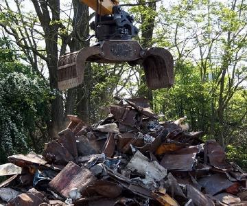 Schrotthändler Bocholt , die zum Kunden fahren. Direkt vor Ort wird der Schrott verladen – falls nötig auch demontiert – und abtransportiert. Wenn eine ausreichende Menge an Altmetall abzuholen ist, erhält der Kunde einen Gegenwert für sein Altmetall ausgezahlt