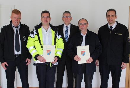Landrat Manfred Görig bestellt Dr. Erich Wranze-Bielefeld (Zweiter von rechts) und Martin Caspari (Zweiter von links) zu Leitenden Notärzten. Erste Gratulanten sind Kreisbrandinspektor Dr. Sven Holland (rechts) und Rettungsdienstleiter Jürgen Schad (links). Foto: Sabine Galle-Schäfer/Vogelsbergkreis