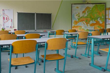 Beim Neubau oder der Sanierung rät das Umweltbundesamt zum Einbau von Lüftungsanlagen, um eine gute Raumluftqualität im Klassenzimmer zu erzielen