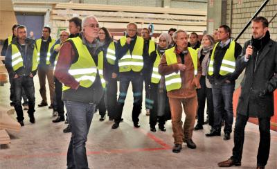 Viel Neues beim INTHERMO Architekten-Workshop! Rund 40 Architekten, Planer und Gebäude-Energieberater waren der Einladung zum INTHERMO Architekten-Workshop mit und bei ZÜBLIN TIMBER in Aichach/Bayern gefolgt. Dort erfuhren sie aus erster Hand Wissenswertes über das Bauen mit Holz und die Vorzüge der Holzfaserdämmung. Bei einem geführten Rundgang durch die Fertigungshallen in Aichach konnten die Workshop-Teilnehmer/-innen einen Eindruck davon gewinnen, weshalb ZÜBLIN Timber zu den besonders leistungsstarken holzverarbeitenden Unternehmen zählt. Foto: Achim Zielke für INTHERMO, Ober-Ramstadt; www.inthermo.de