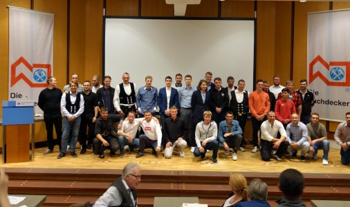 50 Jung-Gesellen und Helfer nahmen ihre Gesellenbriefe in Empfang.
