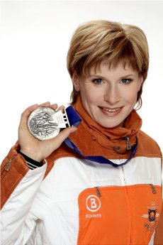 Monique Garbrecht mit Medaille.jpg