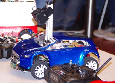 Auf Erfolgskurs: Autonomes Modellauto OSCAR der Hochschule Osnabrück verwies auch internationale Konkurrenz aus China, Polen und der Schweiz auf die Plätze / Foto: Hochschule Osnabrück / Winfried Gehrke