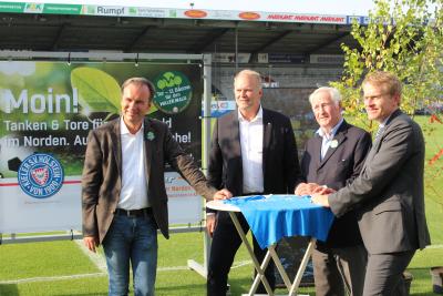 Ortstermin im Kieler Holstein-Stadion: Die Geschäftsleitung von Anton Willer stellt gemeinsam mit Holstein-Geschäftsführer Wolfgang Schwenke und Ministerpräsident Daniel Günther die Aktion "Tanken & Tore für mehr Wald im Norden" im Rahmen der WillerWald Initiative vor.