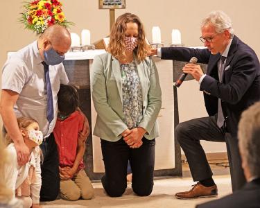 Pastorin Marjukka Ostrovljanovic mit Familie und W. Dorn (re.), Präsident der Adventisten in Bayern bei der Einsegnungshandlung
© Foto Andra Draghiciu / APD