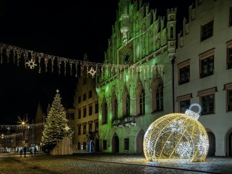 Pressebild_Weihnachtskugel mit Adventskalender_Stadt Landshut_Peter Litvai1 Kopie.jpg