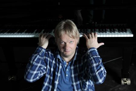 Der finnische Jazzpianist Iiro Rantala ist mit seinem "Power Trio" in Schloss Landestrost zu Gast