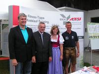 Informationsstand der BKK A.T.U, von links nach rechts: Andreas Schöfbeck (Vorstand BKK A.T.U), Martin Echter (Bürgermeister der Gemeinde Sielenbach), Katharina Schlattl (Bayerische Milchkönigin), Josef Failer (Landwirt „Oberländer“)