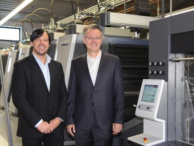 The new business management of Onlineprinters (f. l. t. r.): Walter Meyer (founder and CEO) and Michael Fries (CEO as of 1 July 2014). They are jointly responsible for the business management of Onlineprinters Holding GmbH and its subsidiaries Druckerei und Verlag E. Meyer GmbH and Onlineprinters GmbH. Over 20 % growth is the goal with which the e-commerce company plans on growing on the European online market for printed products. The growth strategy of Onlineprinters GmbH is additionally supported by its partner TA Associates. The US holding company has been a partner of the successful online printing service provider since 19 March 2013 © Onlineprinters GmbH