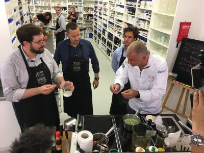 Sternekoch Torsten Götz kocht mit seinem KitchenCase bei Jüstrich Cosmetics