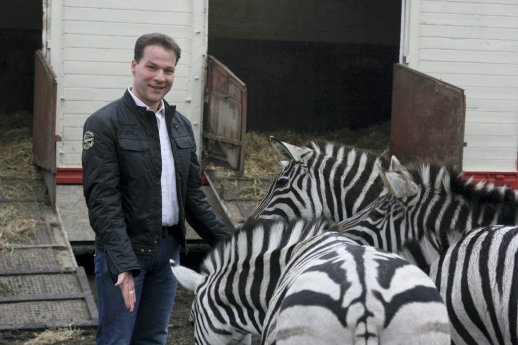 Direktor Sascha Melnjak mit Zebras.jpg