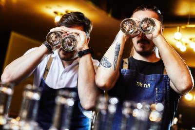 Voll den Durchblick: Benji Blomenhofer und Jonas Hald, Betreiber der Tin Tin Bar in Stuttgart