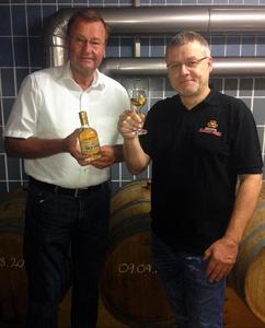 Braumeister Otto Resch (re) und Brauereibesitzer Karl-Heinz Pritzl (li) bei der Probe des fertigen, frisch abgefüllten Whisky