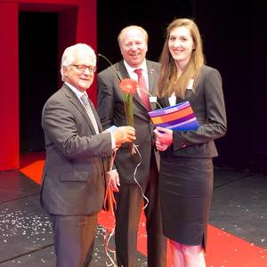 Dr. Harry Brambach, Vizepräsident des BWHT (links) und Ulrich Bopp, Präsident der Handwerkskammer Heilbronn (Mitte) mit der Maßschneiderin Tabitha Maria Fiederer, der ersten Preisträgerin des Wettbewerbs "Die gute Form".