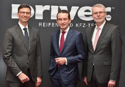 Links: Thorsten Schäfer (l.) , Geschäftsführer DRIVER Reifen und KFZ-Technik GmbH, Andreas Penkert, Geschäftsführer Vertrieb und Marketing Pirelli Deutschland GmbH, und Rolf Körbler, Geschäftsführer DRIVER Handelssysteme GmbH, begrüßten über 240 Teilnehmer beim DRIVER Jahresauftakt-Event 2019 in Frankfurt/Main.