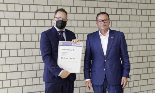 Handwerkskammerpräsident Klaus Hofmann (rechts) ehrte Obermeister Dietmar Clysters (links) mit der Silbernen Ehrennadel und übereichte die Urkunde / Bild: Handwerkskammer Mannheim Rhein-Neckar-Odenwald