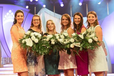 Die Finalistinnen von Links: Clarissa Peitz (Nahe), Louisa Follrich (Rheingau), Anja Antes (Hessische Bergstraße), Lena Endesfelder (Mosel), Christina Schneider Schneider (Franken) und Mara Walz (Württember) / Bild: www.deutscheweine.de