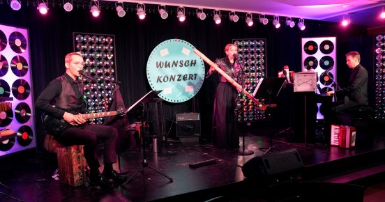 Wunschonzert 1 LennartOlafsson LisanneHirzel JohannesZimmermann ©VerenaBauer.jpg