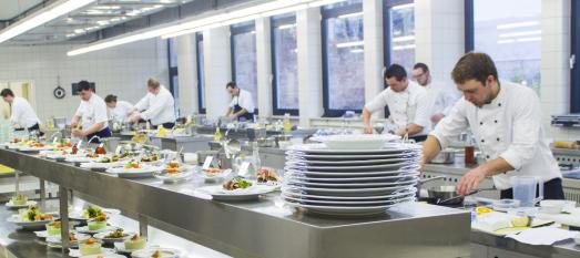 Mit einer gemeinsamen Offensive wollen Bayerwald-Hoteliers und die einzige Hotelfachschule Ostbayerns in Regenstauf, die Eckert-Hotelfachschule bei Regensburg, künftig in enger Abstimmung neue Wege suchen, um den Fachkräftemangel in Gastronomie und Hotellerie gemeinsam zu lindern. Foto: obx-news/Eckert Schulen