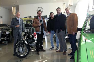 : Gratulieren zwei der glücklichen Gewinnern der Oldtimerspendenaktion 2018 der Lebenshilfe Gießen e.V.: Johannes Hübner, Moderator und Oldtimerexperte (1.v.l.), Det Müller, RTL2 (2.v.l) und Günter Helmchen, Banner Batterien Deutschland GmbH (re.)