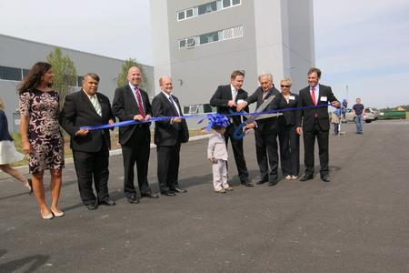 Phlipp Utz, Geschäftsführer der Uzin Utz Manufacturuing North America Inc. und Dr. H. Werner Utz, Vorstandsvor-sitzender der Uzin Utz AG beim Ribbon Cut – durch-schneiden des Bandes