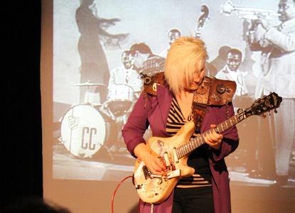 Im Mai war sie mit ihrer neuen Videoshow zu Gast
am Institut für Musik der Hochschule Osnabrück: Jennifer Batten, die
ehemalige Leadgitarristin von Michael Jackson