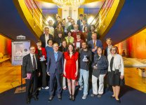 Die diesjährigen Preisträgerinnen und Preisträger, die Award Stifter, Juroren, das Moderations-Team und die Festivalleitung im Foyer der SCHAUBURG.