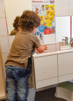 Auch in der Kindertagesstätte folgen die Kleinsten den Anweisungen des Händewasch-Posters © Alin.jpg