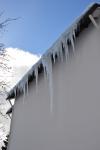 Schöner, aber gefährlicher „Eiszauber“, der durch einen fehlenden Schneefang entstehen konnte.  Auch solche Eislasten sollten nur vom Dachdecker sicher entfernt werden.