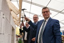 In der Halle des Handwerks wurde auch in diesem Jahr wieder traditionsgemäß Richtfest gefeiert. Peter Hauk, Minister für Ernährung, Ländlichen Raum und Verbraucherschutz, Dr. Peter Kurz, Oberbürgermeister der Stadt Mannheim, und Klaus Hofmann, Präsident der Handwerkskammer Mannheim Rhein-Neckar-Odenwald (von rechts nach links), versenkten die letzten Nägel im Dachstuhl, ehe der Maimarkt auch in Halle Nr. 5 für eröffnet erklärt wurde