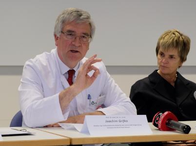 Im April präsentierte Prof. Dr. Joachim Grifka (Foto) im Orthopädischen Universitätsklinikum Bad Abbach in Anwesenheit von Fürstin Gloria von Thurn und Taxis (re.) das Konzept der „Speziellen Orthopädischen Geriatrie“ (SOG). SOG kann das Operationsrisiko bei älteren Patienten deutlich senken. Mittlerweile sorgt die im Asklepios-Klinikum vor den Toren Regensburgs entwickelte neue Therapie-Strategie deutschlandweit für Schlagzeilen / Foto: Asklepios Klinikum Bad Abbach