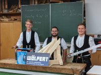 Silber, Gold, Bronze: Die drei ausgezeichneten Zimmerergesellen Moritz Klemm (Roland Haid Zimmerergeschäft, Alpirsbach), Johannes Blatter (Holzbau Bodmer GmbH in Albstadt) und Lars Beutel (Lutz Holzbau GmbH in Pliezhausen; v.l.n.r.). / Foto: Gekeler