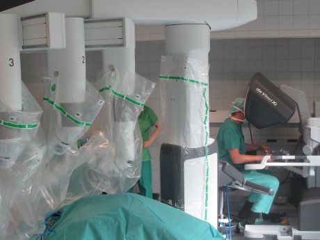Operation mit dem DaVinci-Roboter.JPG