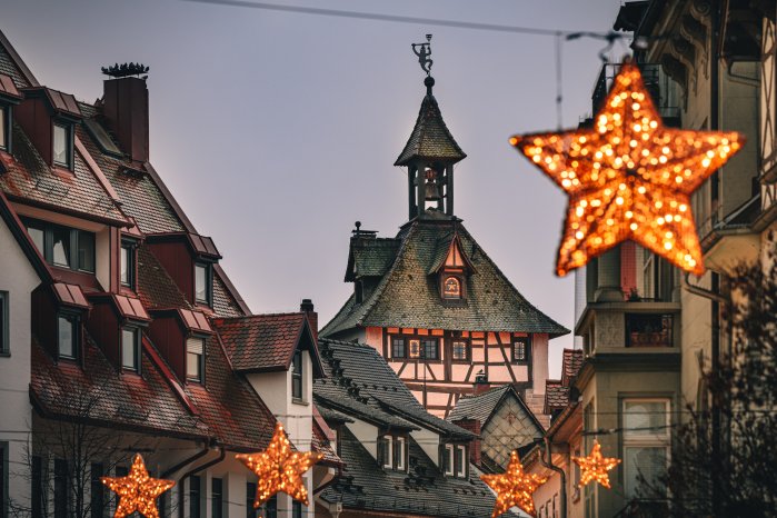 Konstanz-Winter-Weihnachtsbeleuchtung-Schnetztor-Abendstimmung-Innenstadt-03_Winter_Copyrig.jpg