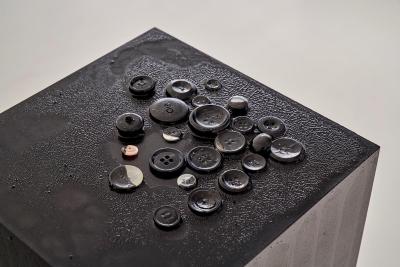 Latifa Echakhch: Sans Titre (Le boutons), 2019, Photo: Norbert Miguletz, Courtesy of kamel mennour, kaufmann repetto und Dvir