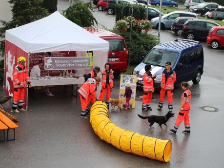 Die Rettungshundestaffel Bayerischer Jura am Gesundheitstag im PASSAUER WOLF Nittenau.JPG