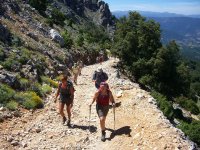 Höhenflug und Meeresrauschen: Wanderer entdecken das Gebirgsmassiv des Supramonte in Sardinien und relaxen an türkisblauen Buchten