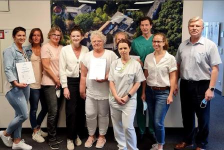 Teammitglieder der vier Siegerteams der Aktion #waldfriedeläuft nehmen ihre Urkunden von Krankenhausvorstand Bernd Quoß (re.) entgegen.
© Foto: René Scheiner / krankenhaus-waldfriede.de