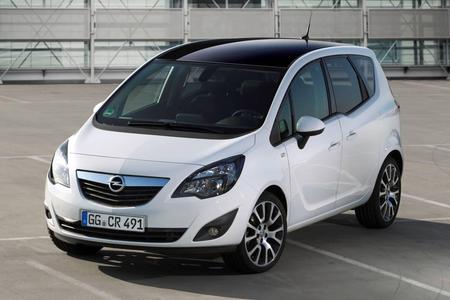 Bestseller aufgewertet: Ein hochglanzschwarz lackiertes Dach, dunkel getönte Scheinwerfer mit Kurven- und Abbiegelicht und 18 Zoll Bicolor Leichtmetallräder geben dem Meriva Color Edition eine kontrastreiche und sportliche Optik