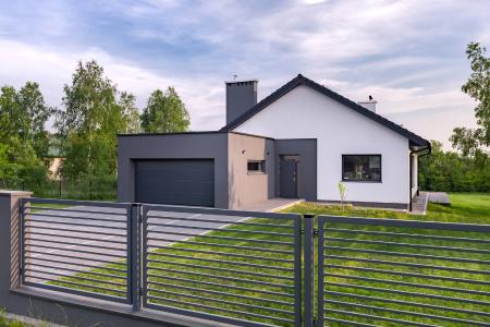 Holz, Metall oder Sichtschutz? Die Auswahl an Gartenzäunen ist groß, Bild: ©Dariusz Jarzabek Fotografia/fotolia/bauemotion.de