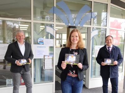 Steffen Schneider (Leiter des Kur- und Servicebetriebs), Kerstin Schneekloth (Geschäftsführerin Bad Nauheim Stadtmarketing und Tourismus GmbH), Bürgermeister Klaus Kreß (von links nach rechts)