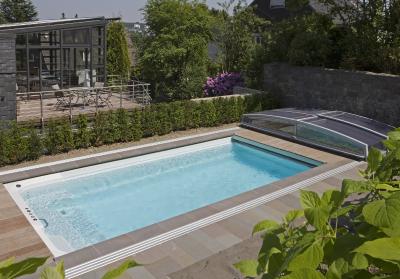 Der Außenpool mit Überdachung hat das Rennen aufgrund einer erfolgreichen Komposition von Energieeffizienz und Zweckmäßigkeit einerseits und elegantem Design andererseits gemacht. Gekonnt habe SSF.Pools by KLAFS Terrasse und Pool auf unterschiedlichen Ebenen platziert und so Weite und einladende Großzügigkeit geschaffen / Foto: SSF.Pools by KLAFS